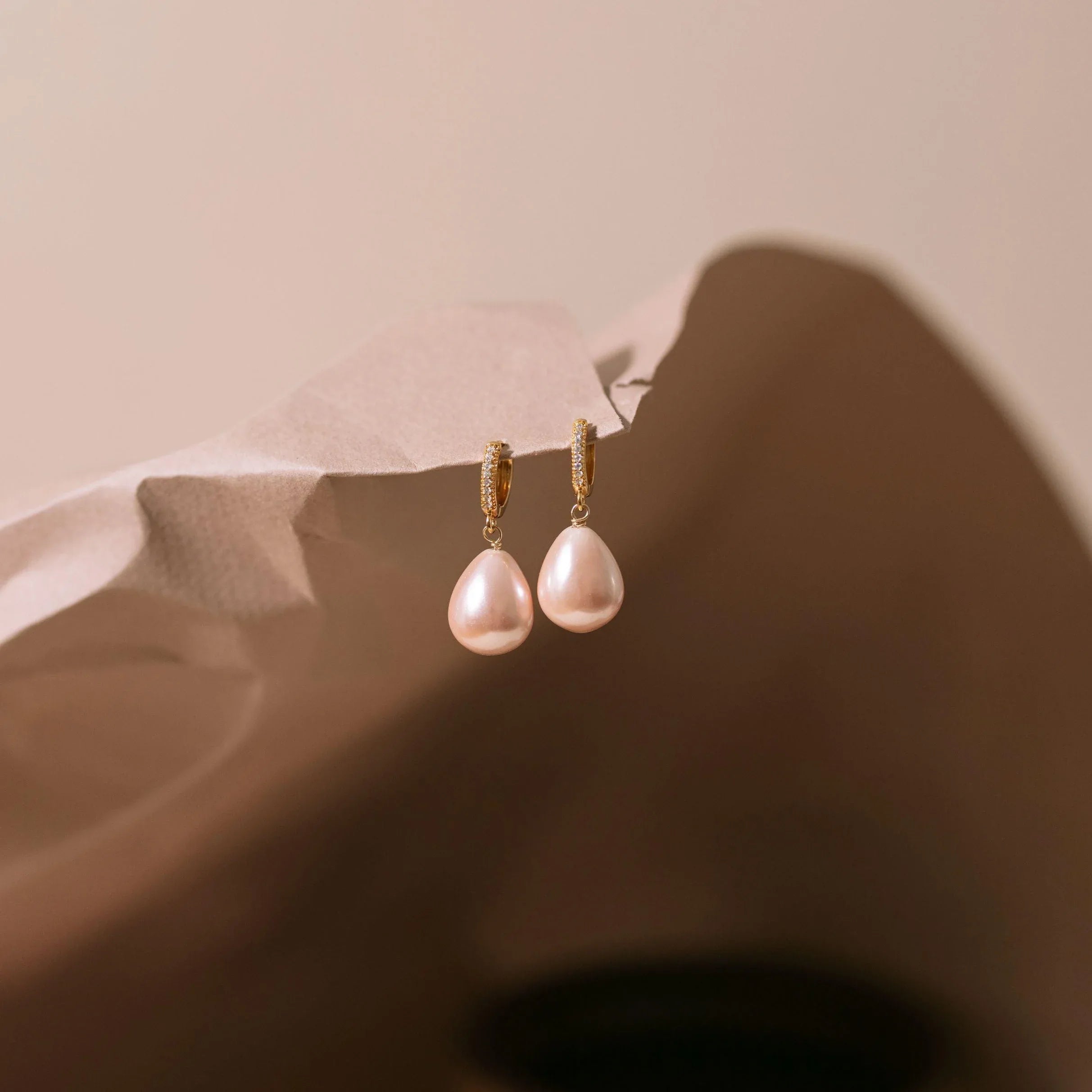 Idées cadeaux bijoux femme : détail des créoles perle et cristal, finition artisanale plaqué or 24K